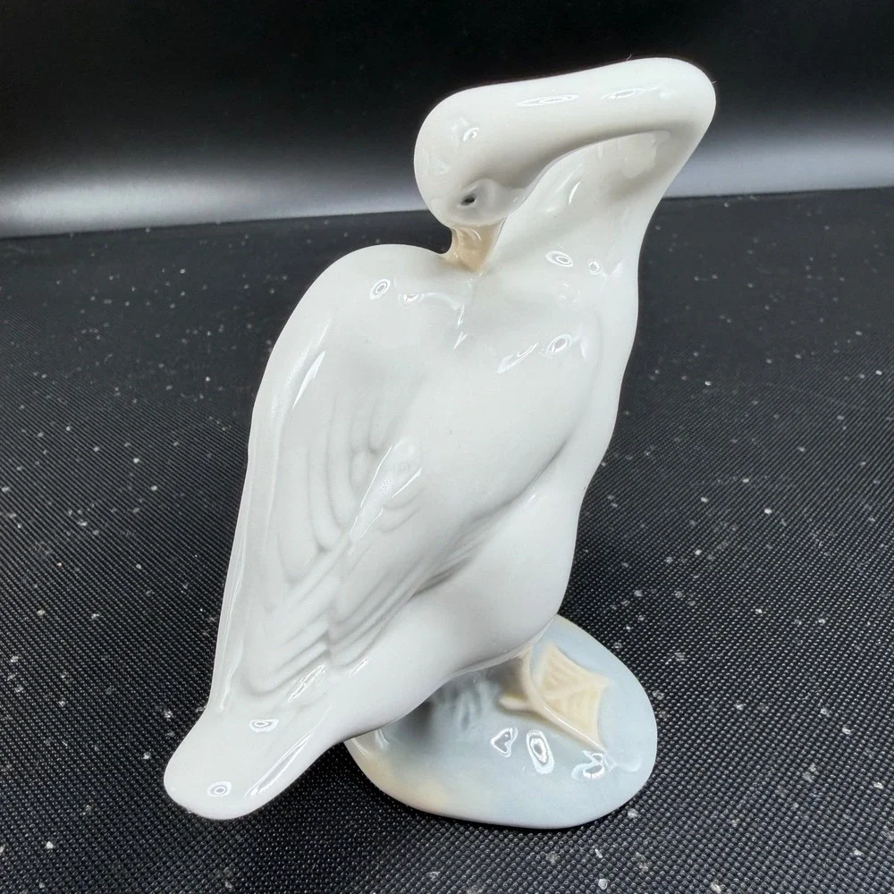 Lladro Swan Bird Figurine Preening Bird Porcelain Spain Glossy White 4 Inch